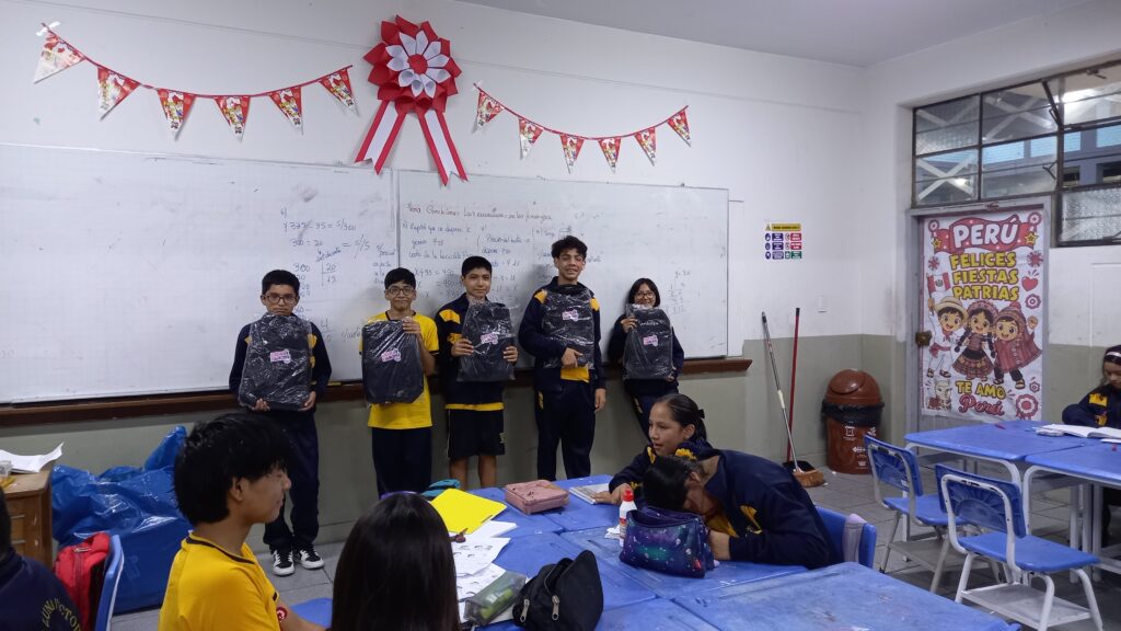 Mis niños contentos de recibir sus mochilas