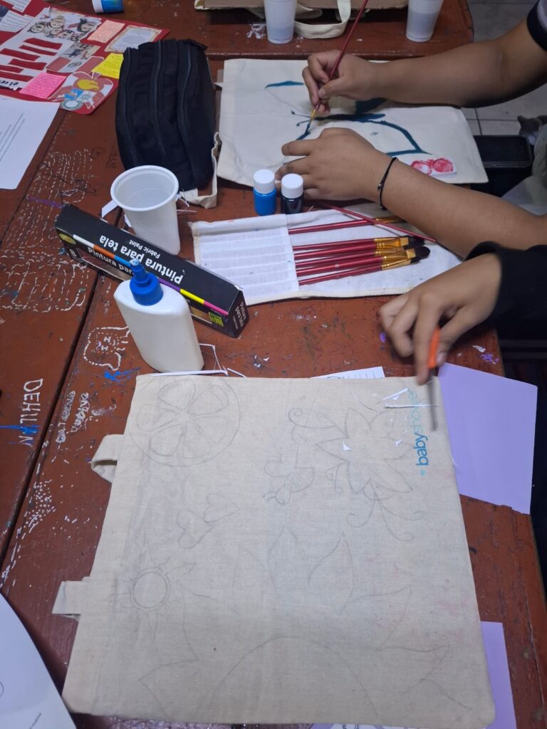 ESCUELA INTEGRAL: Narrativa visual y diseño utilitario en bolsas de tocuyo
