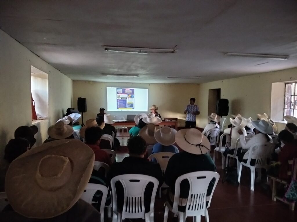 Reunion con padres y estudiantes trabajando temas relacionados al proyecto