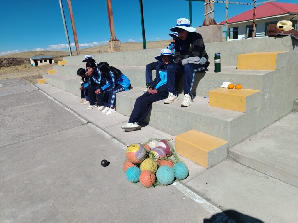 familiarización con el Balonmano, reglas básicas fundamentos técnicos dominio de balón.