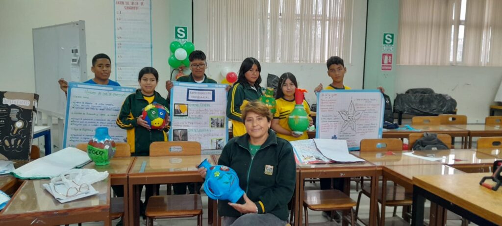 ESCUELA INTEGRAL ” DEARROLLAMOS NUESTRAS CAPACIDADES EMPRENDEDORAS PARA GENERAR IDEAS INNOVADORAS ELABORACIÓN DE UNA ALCANCIA CON MATERIAL RECICLADO