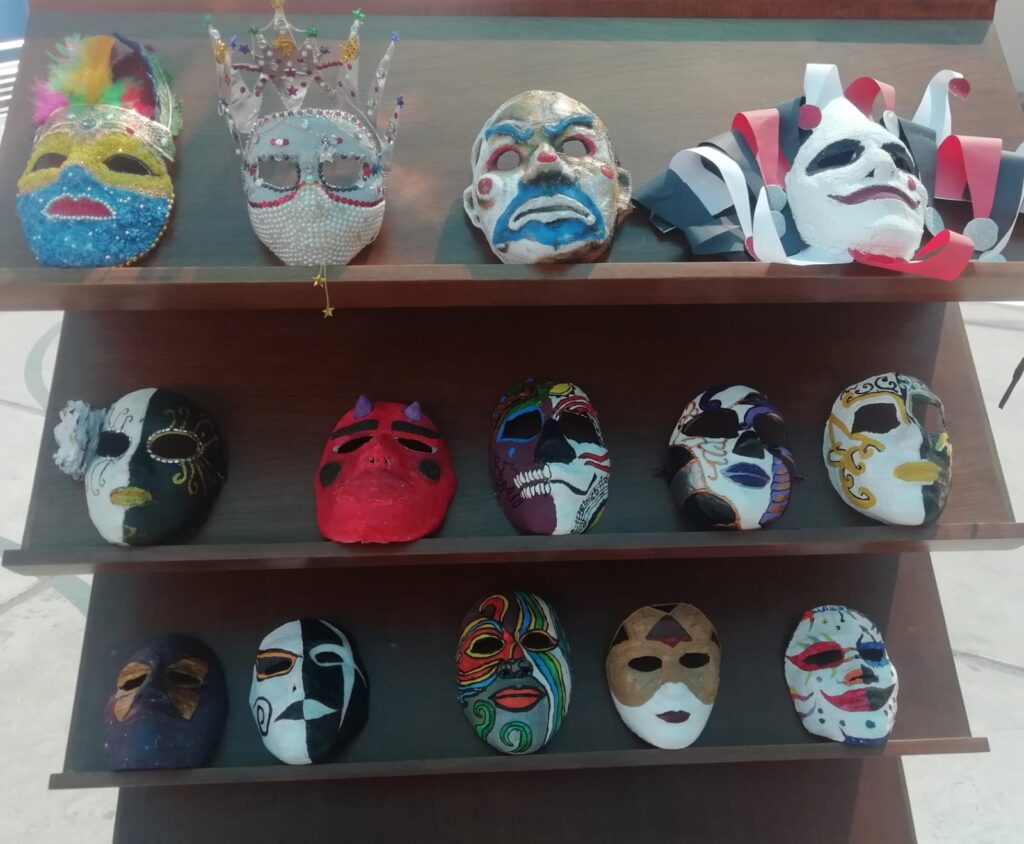 Elaboramos mascaras decoradas con material reciclado