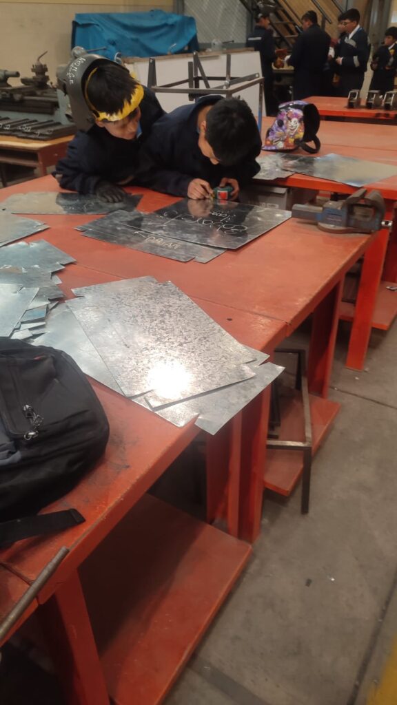 ELABORAMOS EL MALETIN DE HERRAMIENTAS EN EL TALLER DE MECANICA DE PRODUCCION