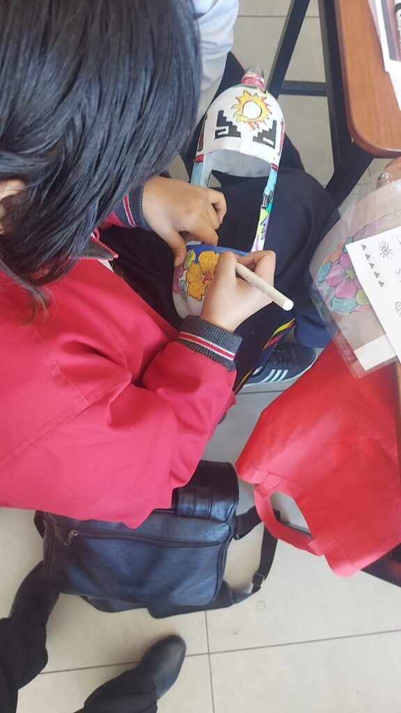 ESCUELA INTEGRAL: Arte Eco -Cultura Churajón :transformando botellas en macetas con la iconografía de la Cultura Churajón