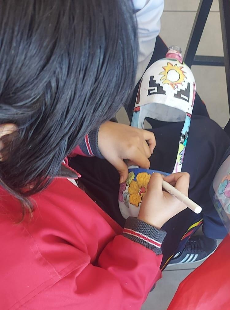 ESCUELA INTEGRAL: Arte Eco -Cultura Churajón :transformando botellas en macetas con la iconografía de la Cultura Churajón
