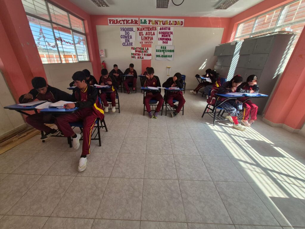 Escuela integral:leemos y analizamos textos sobre casos de emprendimiento para reflexionar a partir de lo leído.